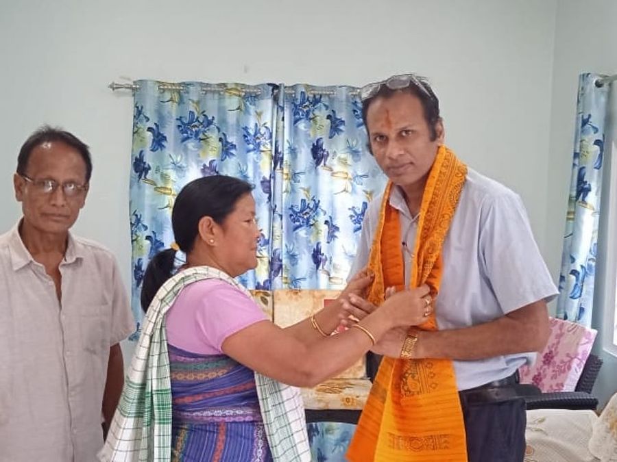 Shri Jay Agarwal being felicitated with a shawl by a client family
