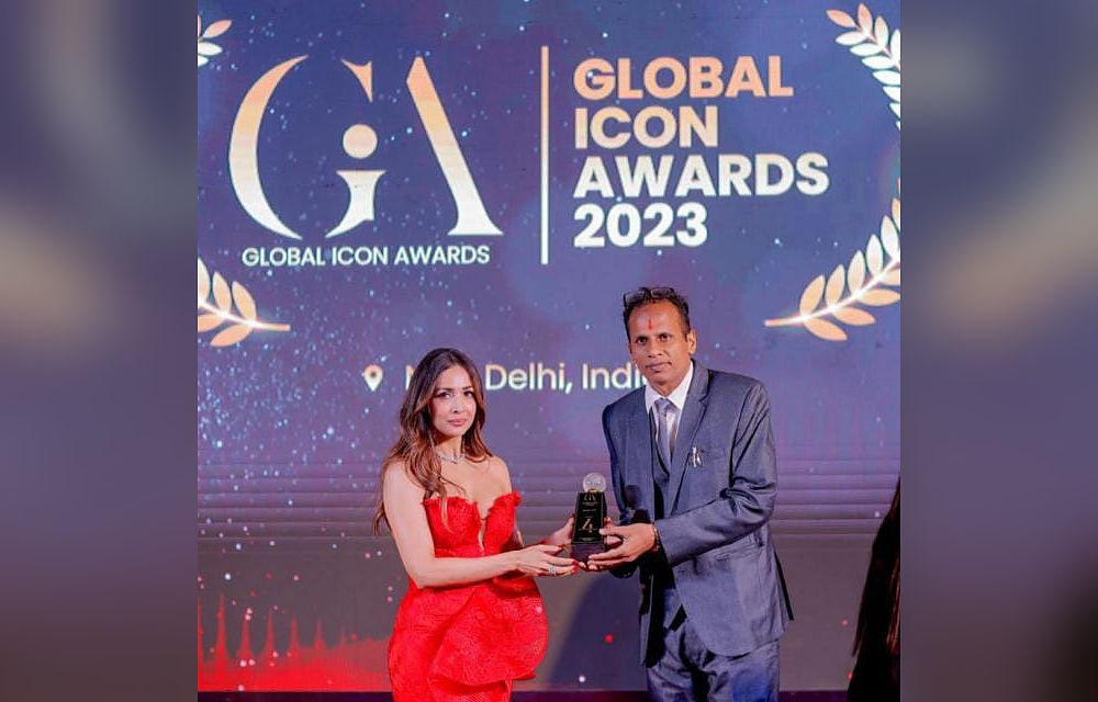 Receiving the Global Icon Award 2023 in New Delhi