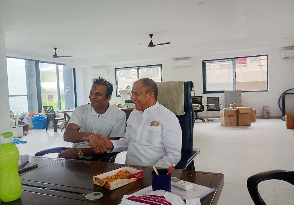 Consultation in progress at the Vastu Caf&eacute; office